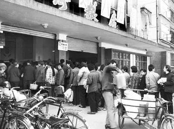 天津人排队买的月饼 (实拍天津人排队买月饼)