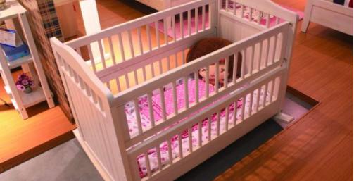 同样是婴儿床，为啥你成了摆设，别人就能解放，老母亲“双手”？