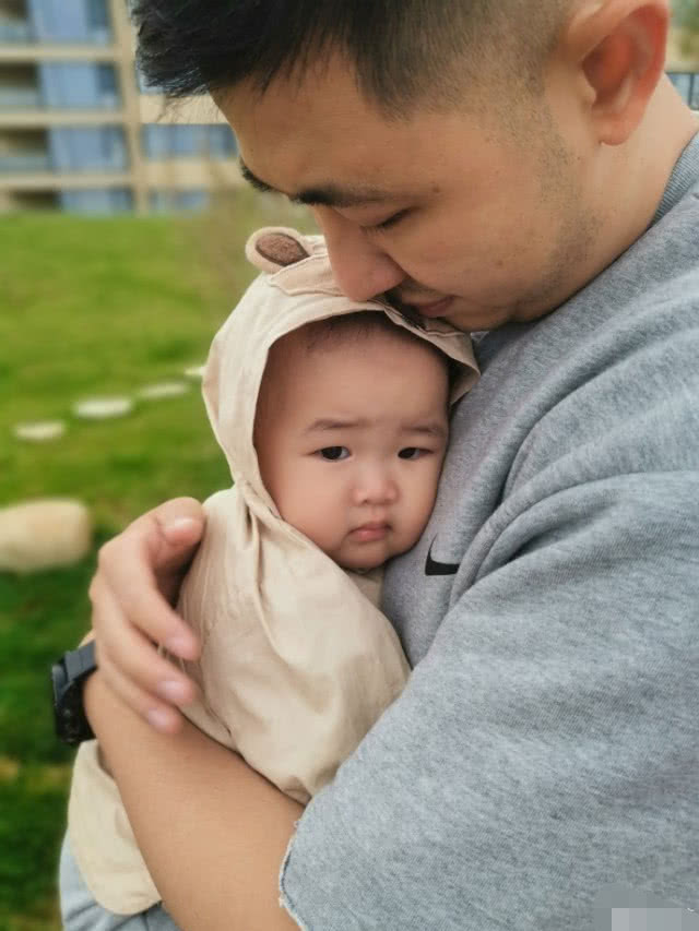 李艾的儿子小灯泡,李艾老公晒娃父子同框儿子超可爱