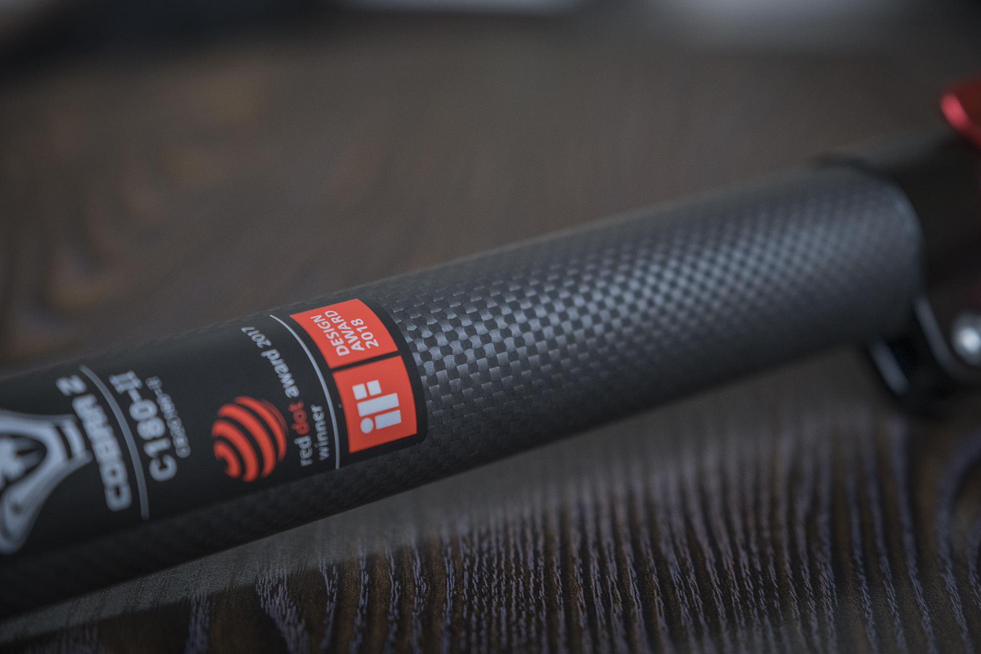 聚目开箱丨明明能靠脸，偏要拼才华——印迹COBRA2代独脚架开箱