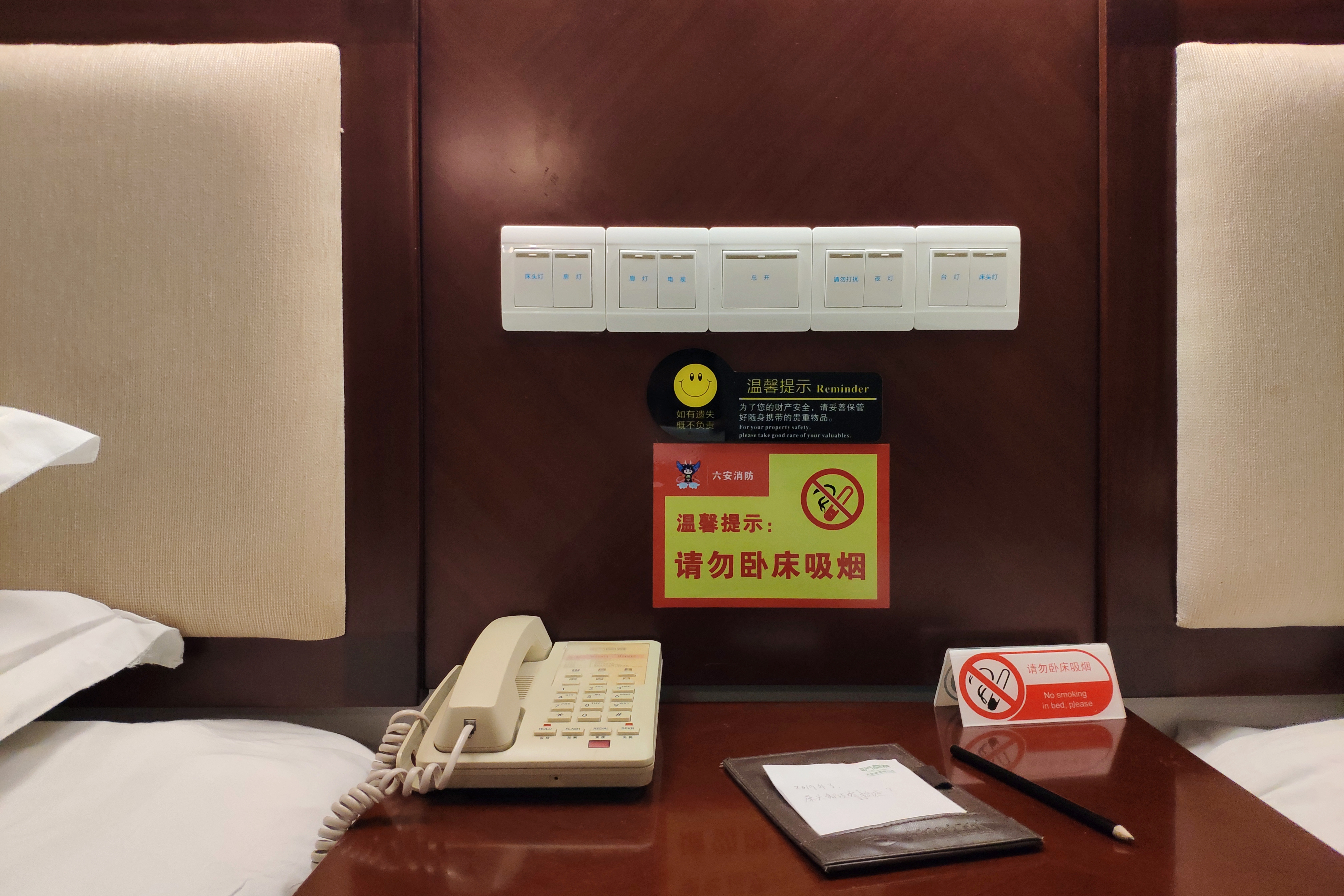 酒店床头没有插座,酒店床头不设充电插座