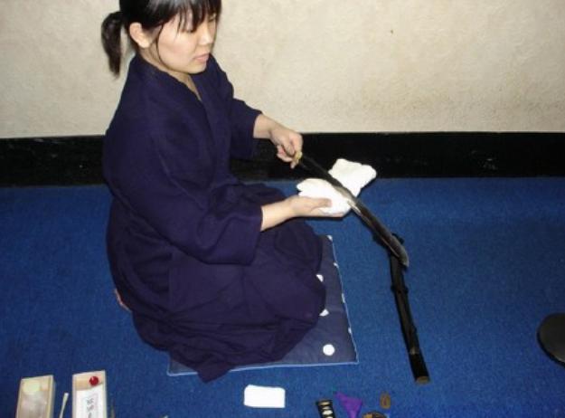 砍人一时爽，擦刀两行泪？古代战场处理沾血刀剑的方法简单又粗暴