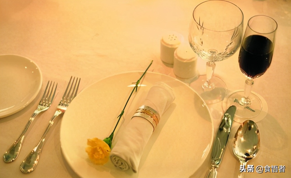 西餐上菜顺序列举三条西餐礼仪,西餐礼仪吃汉堡