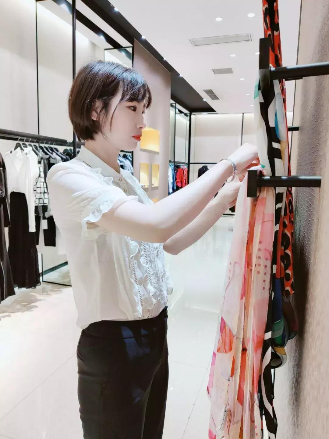 导购变明星,导购变脸