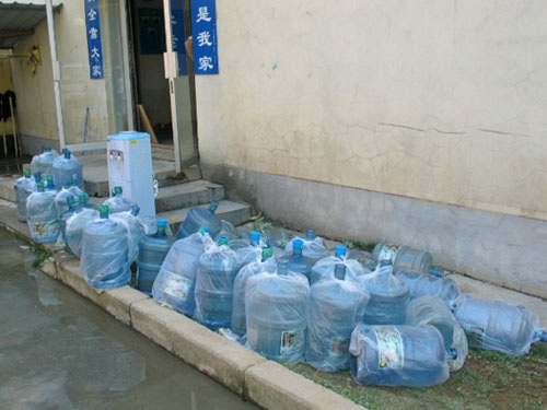 饮水机有多脏能喝吗,长时间不用的饮水机有多脏