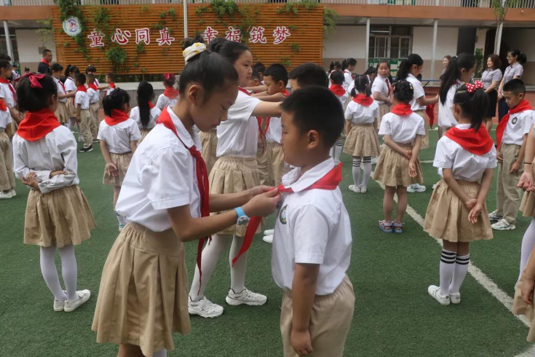 沐浴在党的阳光下幸福成长,沐浴在党的阳光下