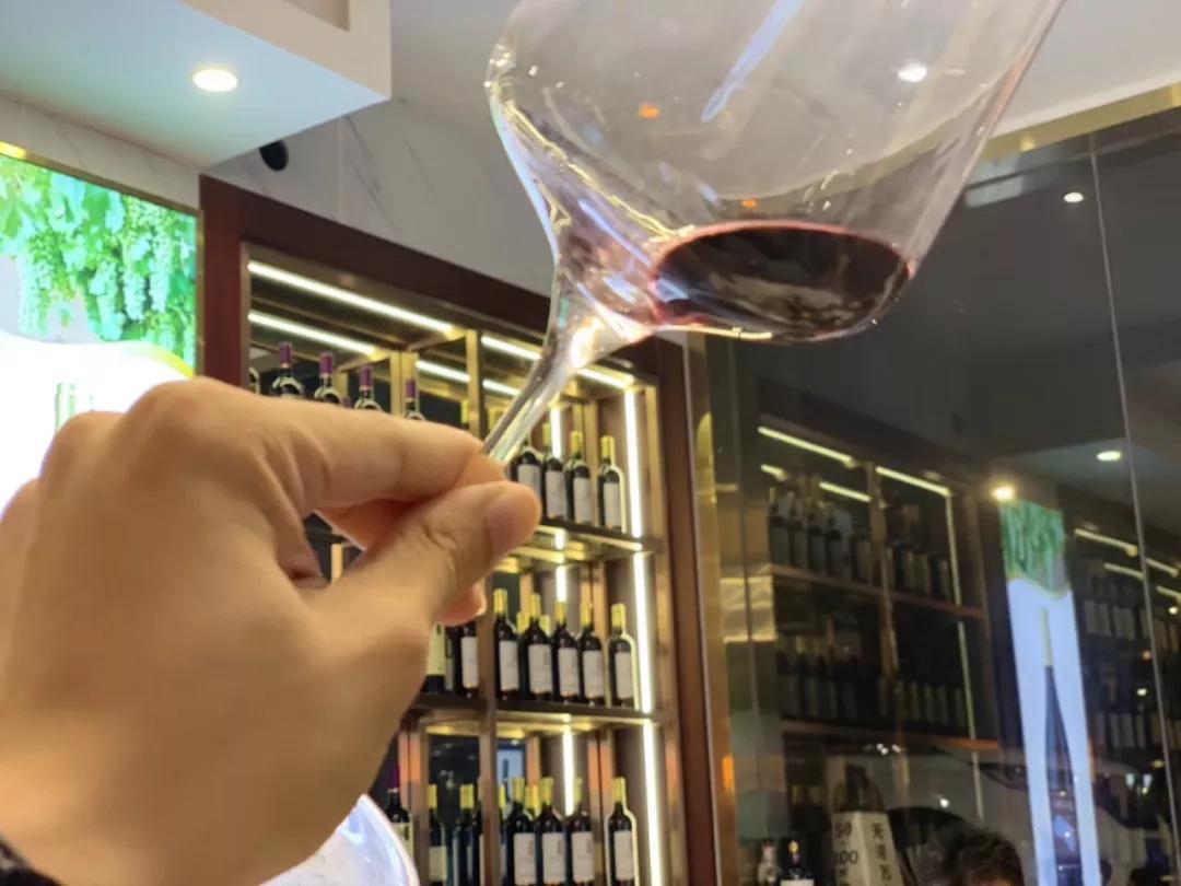 怎么样辨别葡萄酒的好坏呢,怎样辨别葡萄酒的好坏真假