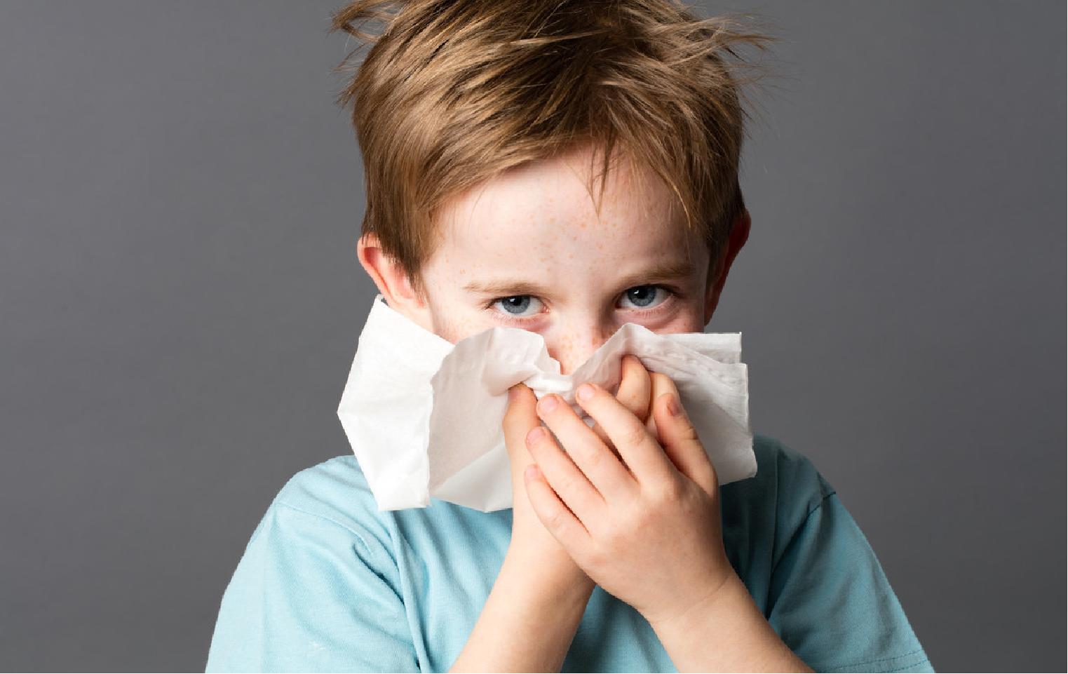 过敏性鼻炎引起咳嗽要注意什么,常年性过敏性鼻炎应该怎么来治疗