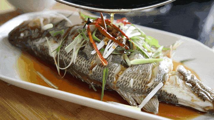 在家做鱼,但是鱼腥味很难去掉,加一点点柠檬,鱼肉不腥也鲜美
