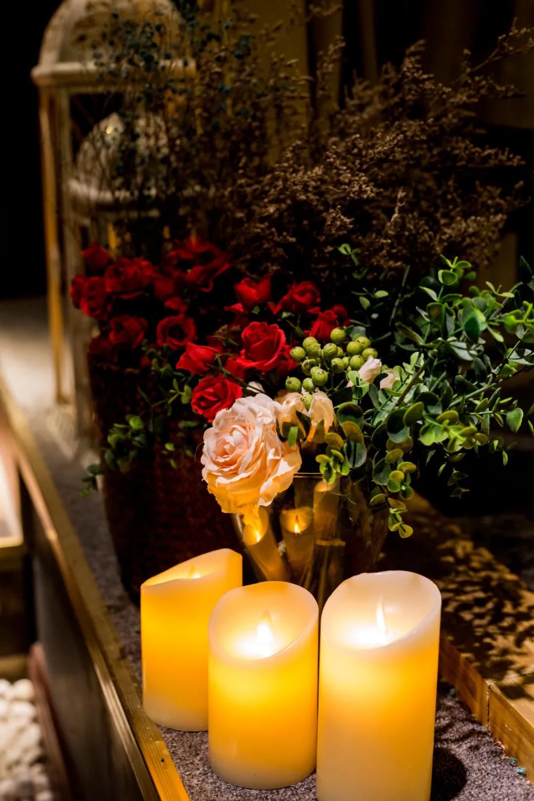 一桌只接待4人的餐厅,每天只接待三桌的火锅