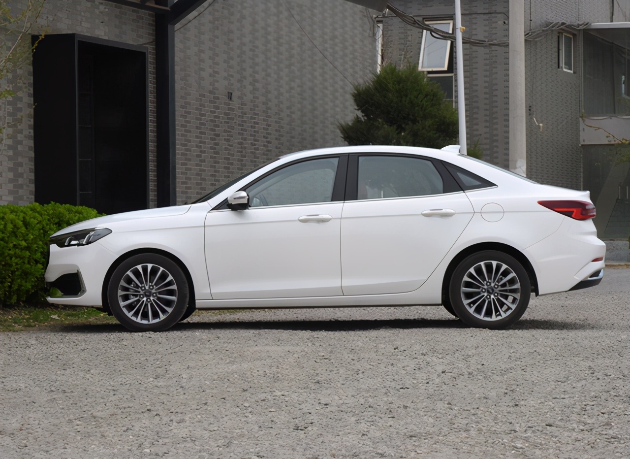 新款福特福睿斯顶配测评,性价比最高的车型福特福睿斯