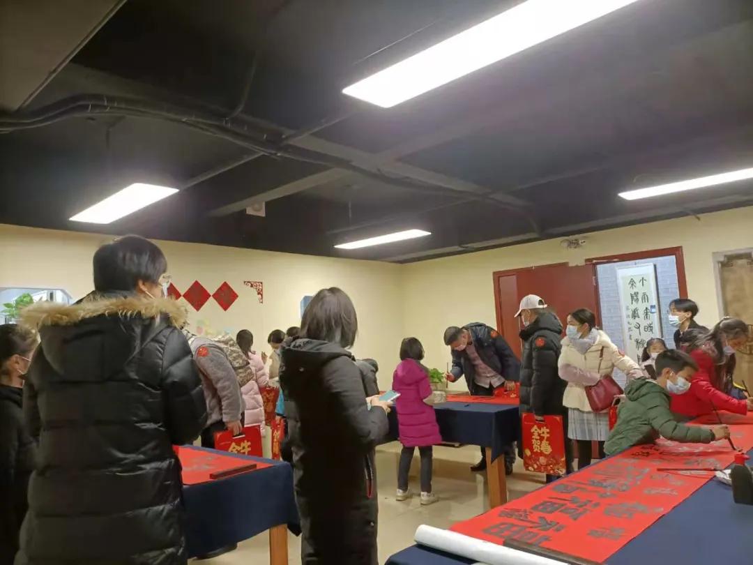 番禺｜“联墨迎春出彩少年”敏慧堂学员楹联书法专题展吸引上百书画爱好者