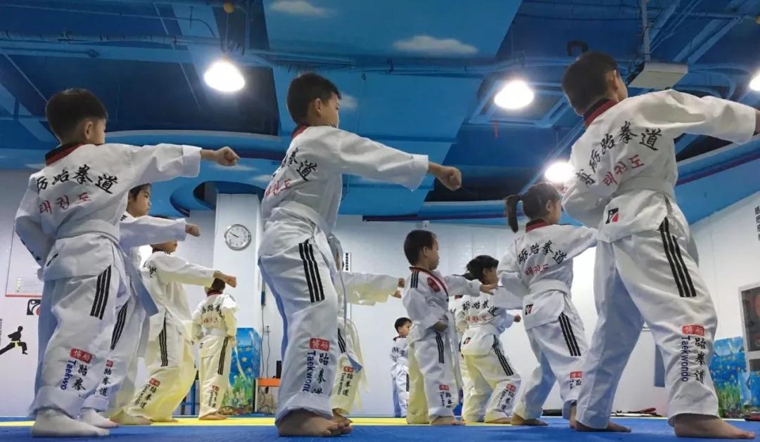 跆拳道什么级别穿黑色道服,跆拳道训练适合穿什么衣服