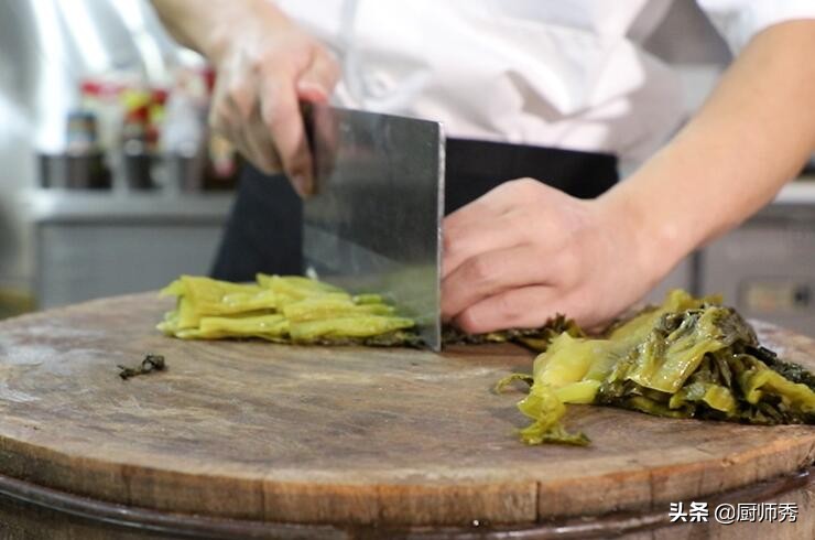 酸菜鱼的做法味道鲜美简单易学,家常版酸菜鱼汤鲜味美鱼肉嫩滑