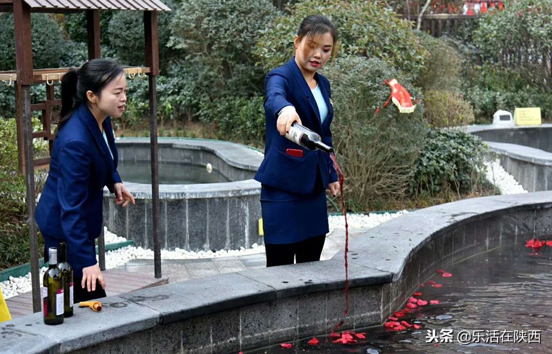 美女红酒肚兜秀，最美中国风，寒冬中华郡嗨翻天