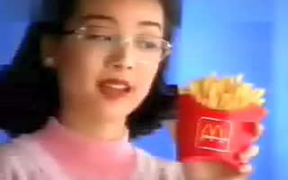 气质优雅知性，凭一个23年前的广告为大众熟知，故事就从这里开始