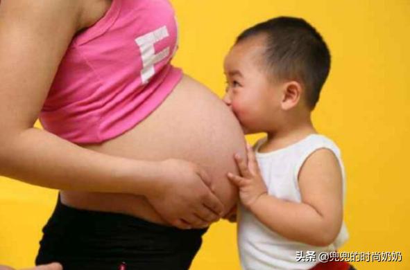 幼儿园小班宝宝误入大班，立马享受国宝般待遇，老师被萌翻