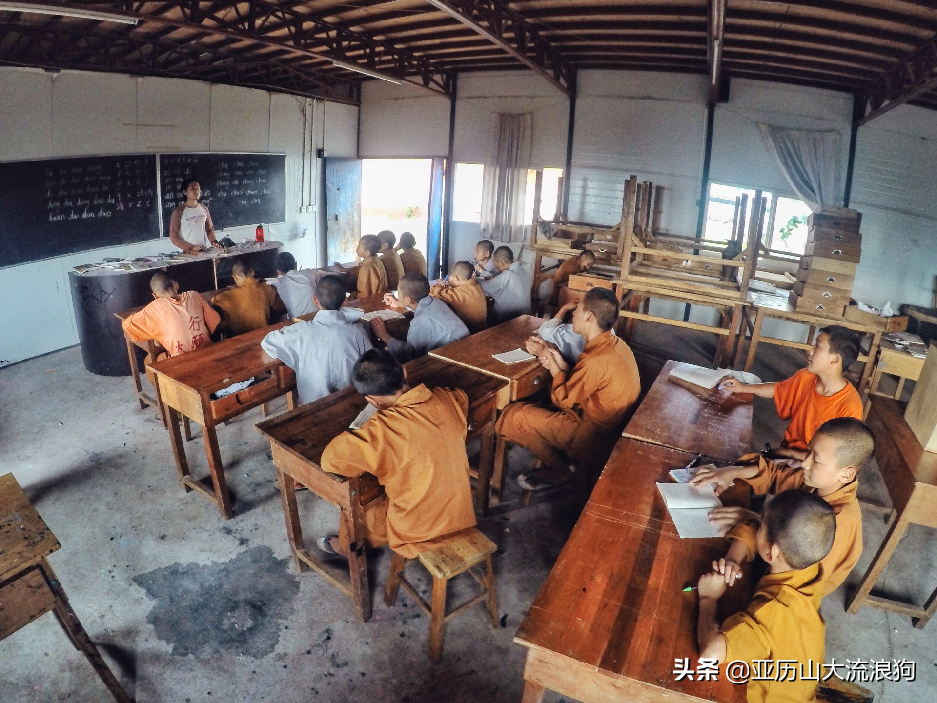 中缅边境的佛寺,旅途中遇到藏区僧人