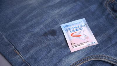 最简单的办法去除t恤上的油渍,白t恤发黄油渍怎么洗才能洗白