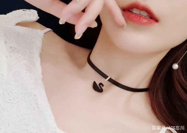 为什么动漫角色要在脖子上套狗绳,动漫里的人都戴着项圈