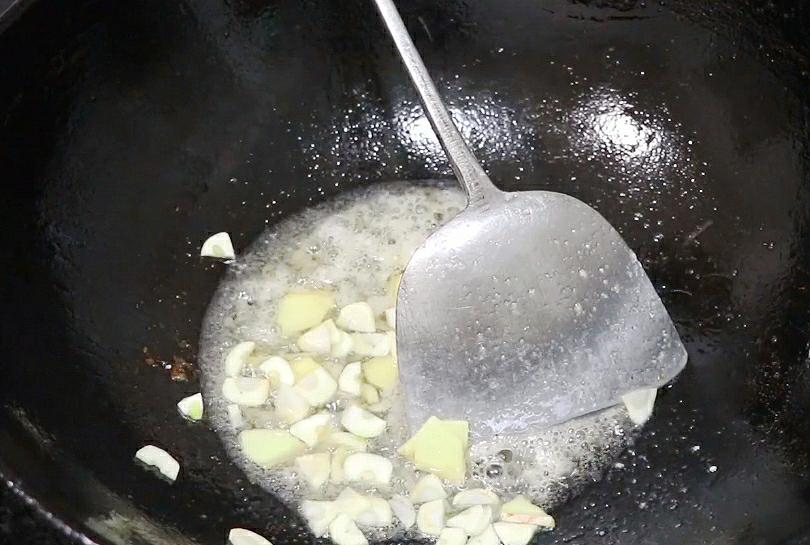 不管炒什么肉丝都不要直接下锅,教你2个小技巧,肉丝鲜嫩不粘锅