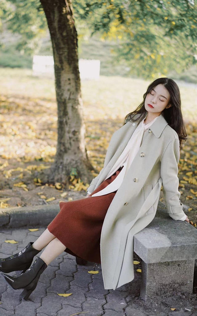 搭配大衣的修身显瘦长裙,黑色呢大衣长裙显瘦穿搭