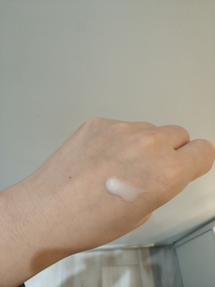 皮肤黑适合用什么样的美白精华,美白精华可以让黑皮肤变白