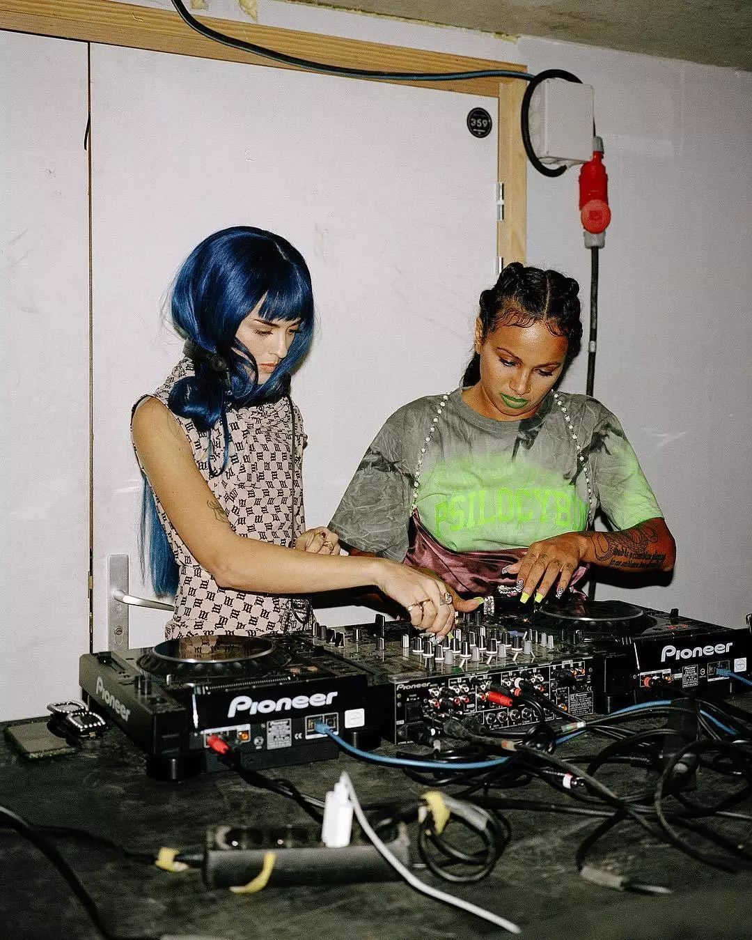 最性感的潮牌为什么是它？MISBHV来啦，全球女生都喜欢它的不乖风