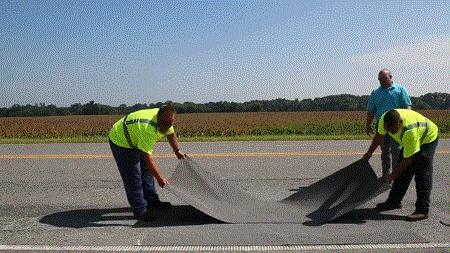 修马路不灌水泥，美国人直接用胶布，这是什么“智障”操作？