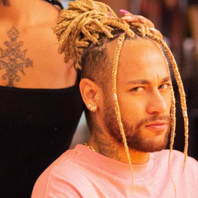 潮男内马尔头顶雷人发型合影抗疫人员，这头上顶坨啥？拖把吗？