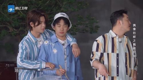 蔡徐坤黄明昊跑男互动,黄明昊蔡徐坤跑男私下互动