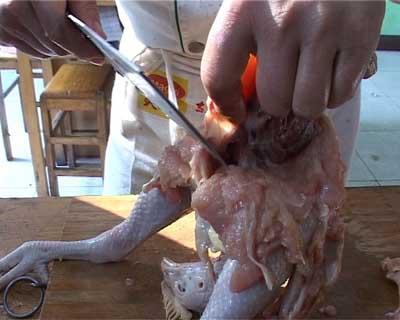 最详细鸡爪焯水剔骨教程,整鸡去骨正宗做法