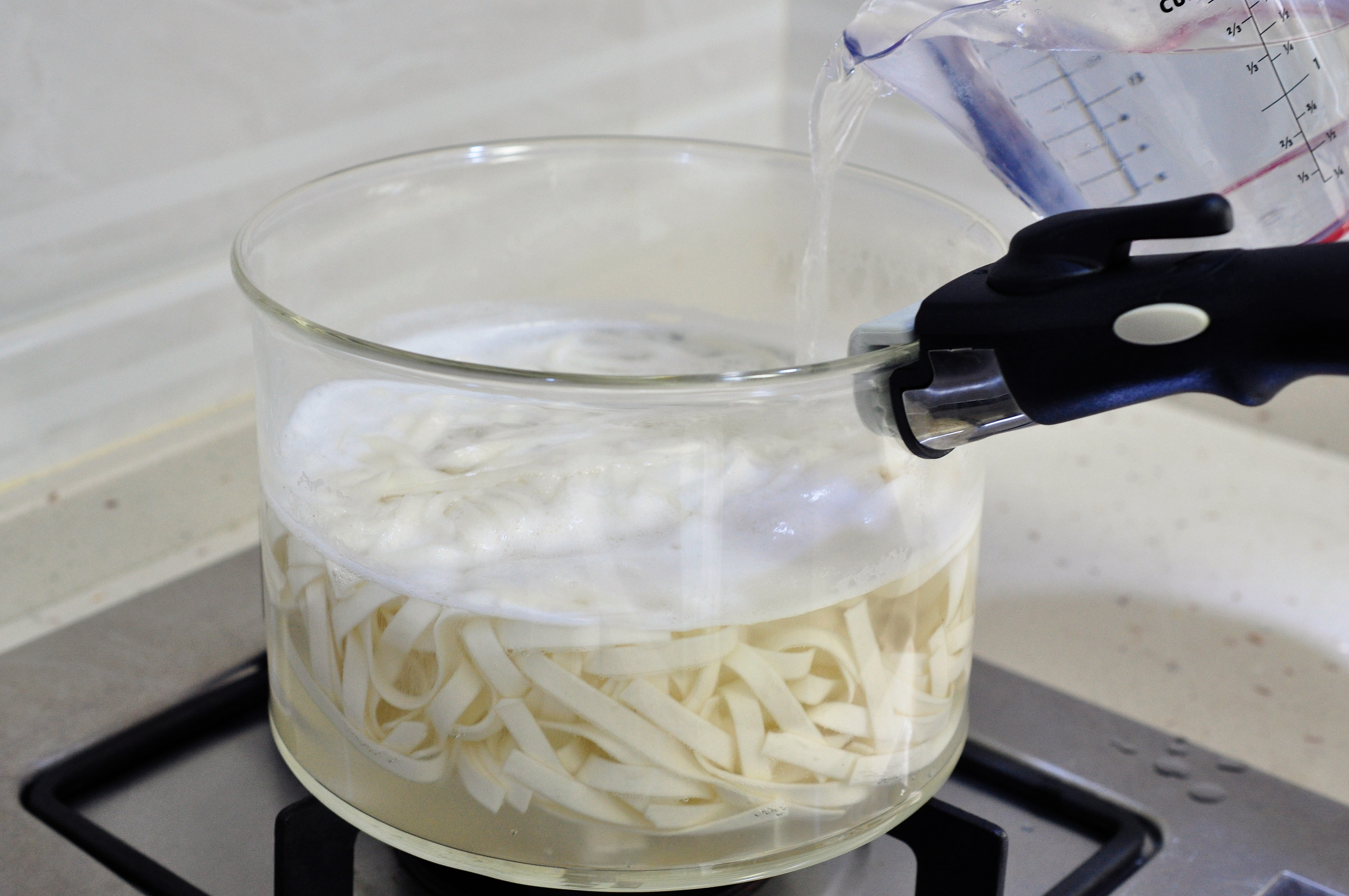 煮面条开水下锅还是冷水下锅,煮面条应该开水下锅还是冷水下锅