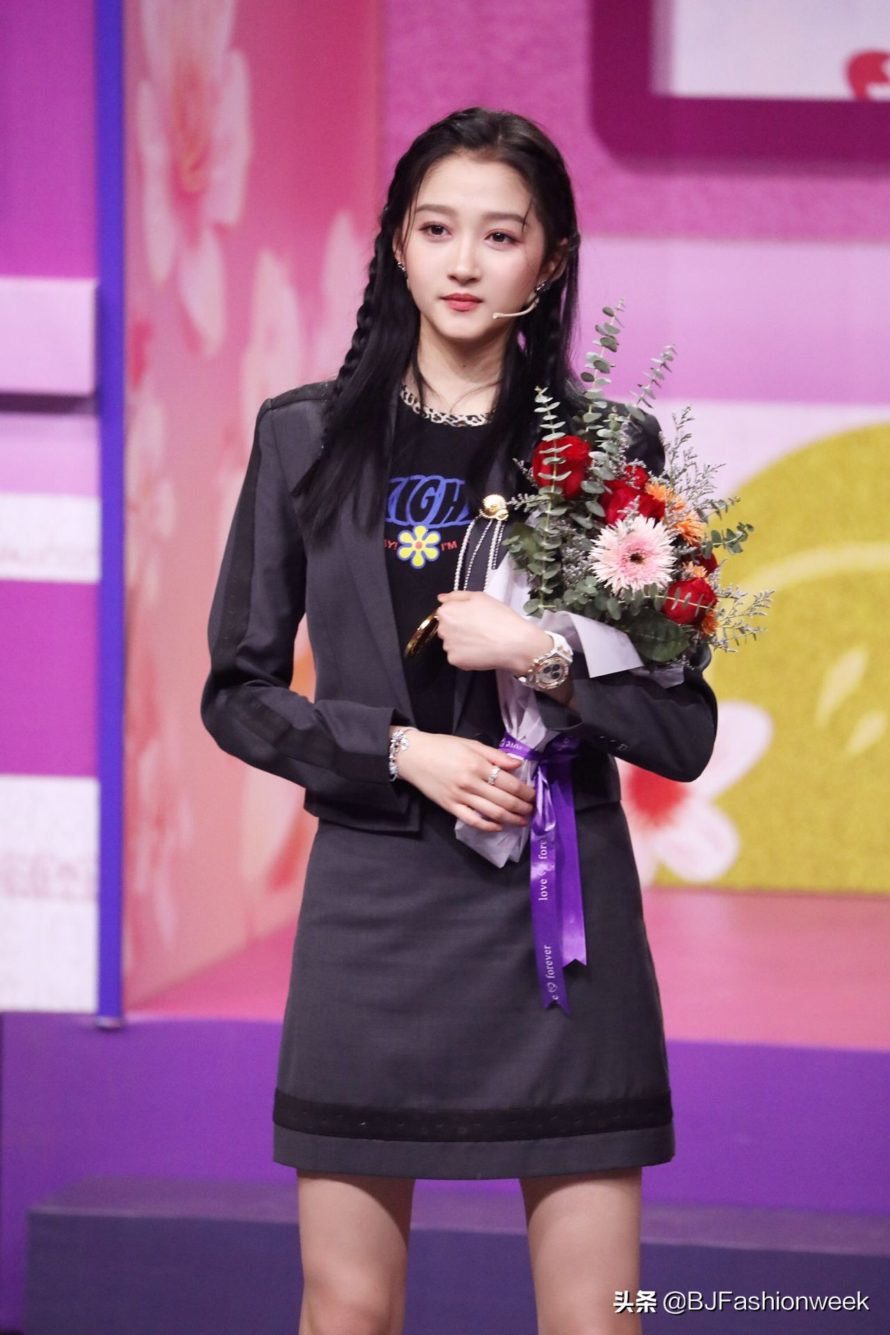 黑色西装穿搭运动鞋,黑色三色边休闲鞋可以配西装吗