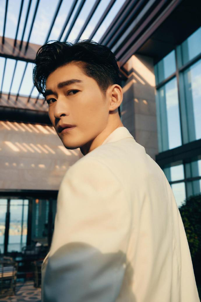 张翰帅气时尚,张翰穿粉色西装图片