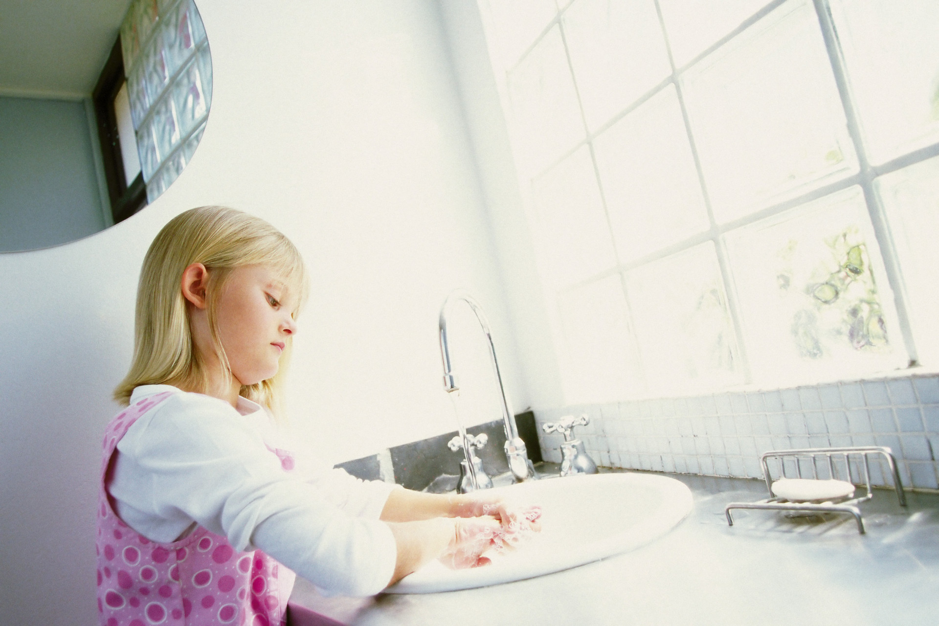 如何让宝宝远离烧烫伤,宝宝夏天烫伤的护理及注意事项