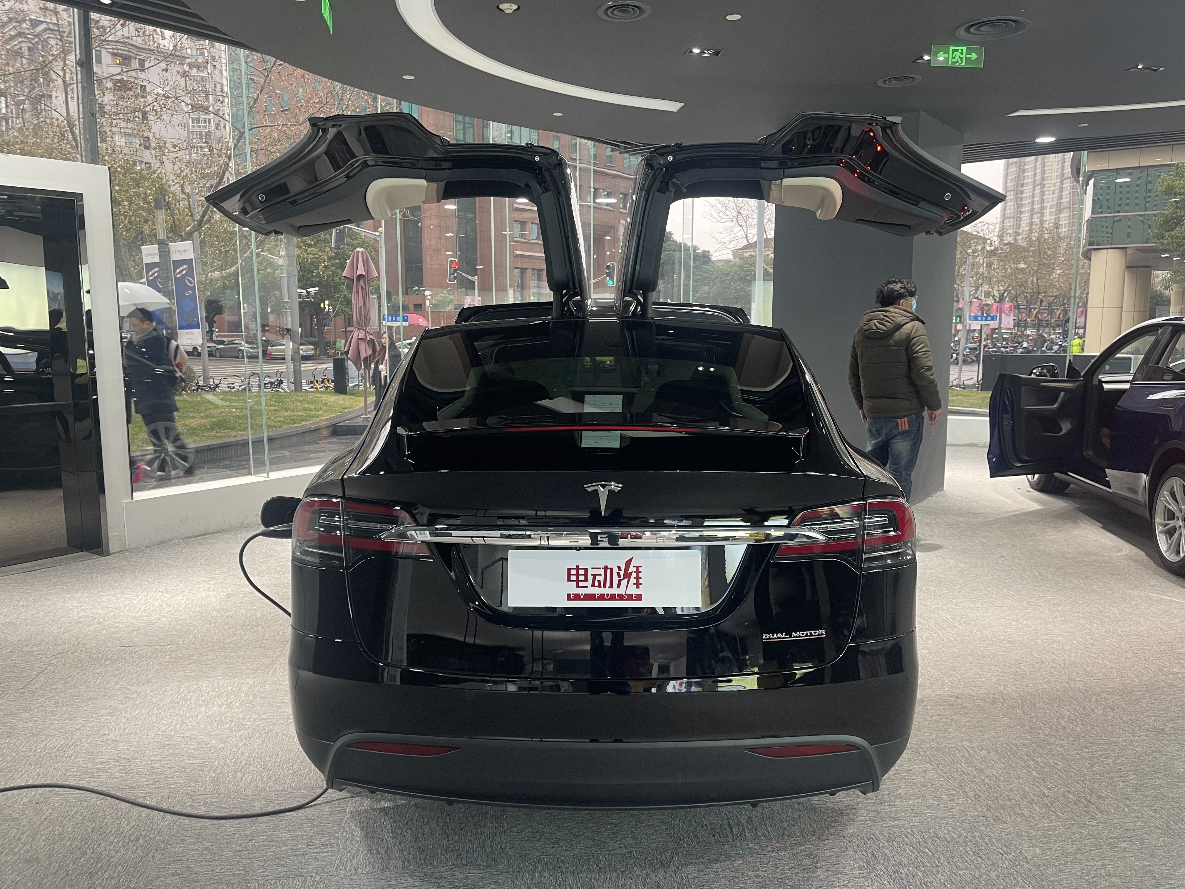 特斯拉鸥翼门三排七座,全新掀背造型特斯拉