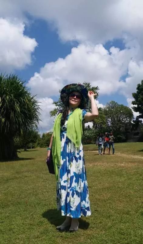 中国大妈旅游标配动作合集,中国大妈旅游拍摄姿势