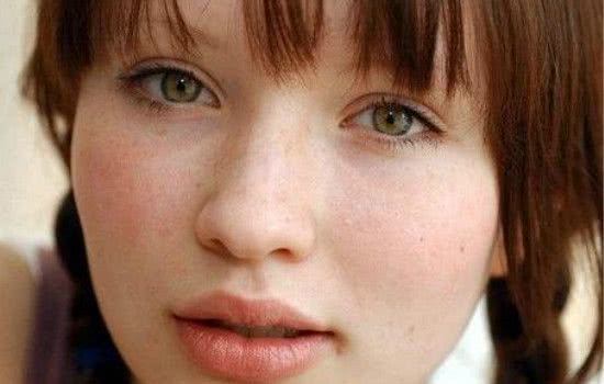 脸上点斑了饮食有什么忌讳,作息不规律饮食不规律脸上长斑