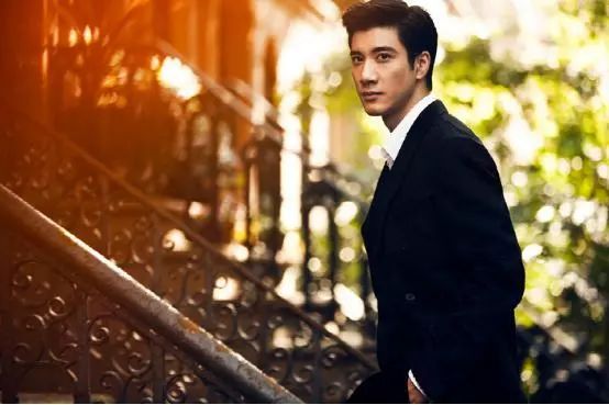 三娃奶爸王力宏，年入4.6亿，却一件衣服穿10年，钱都去哪了？