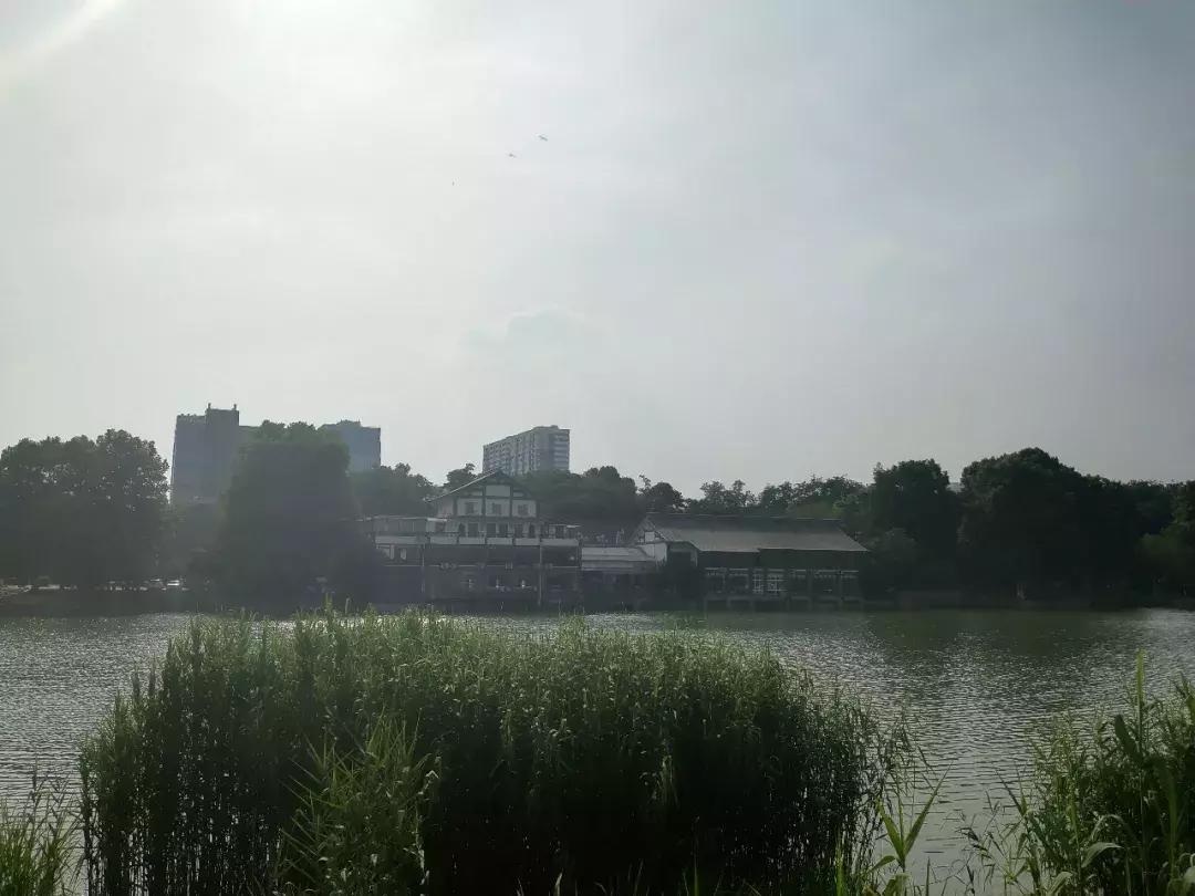 南京月牙湖明湖山庄,南京月牙湖公园明湖山庄