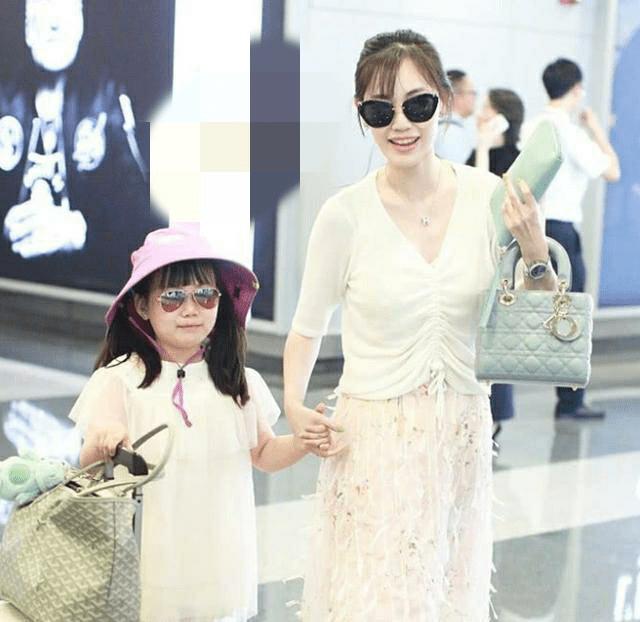 王宝强狰狞面孔,王宝强近照曝光面容憔悴怒踢大门