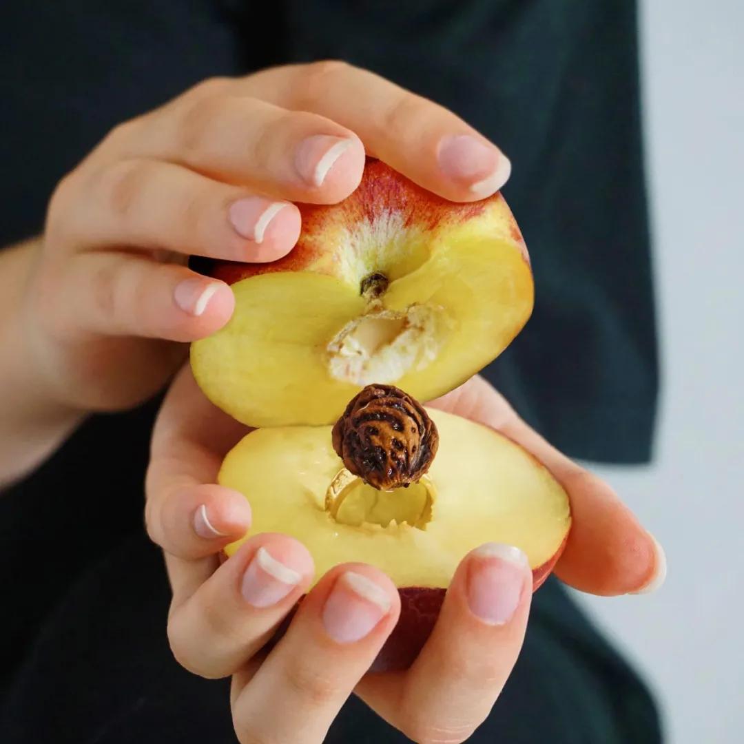 她用菜叶、香蕉做成艺术品,把“人体”艺术玩到极致,圈粉57万