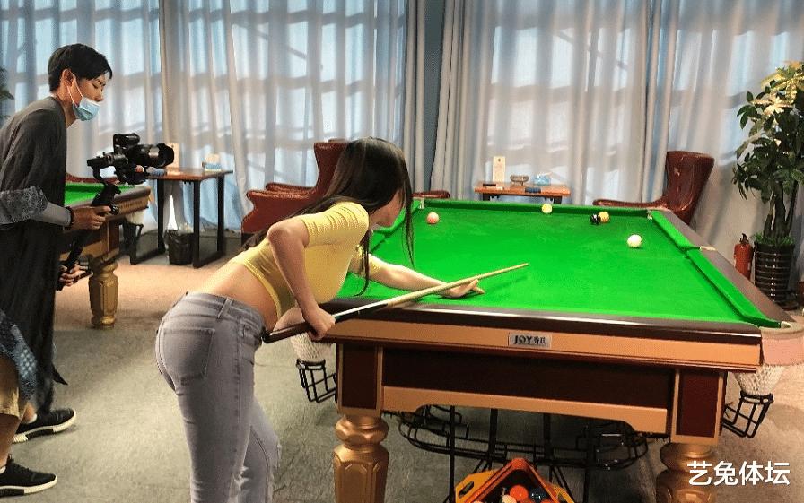 她是颜值不输潘晓婷的台球女神,她号称最美裁判