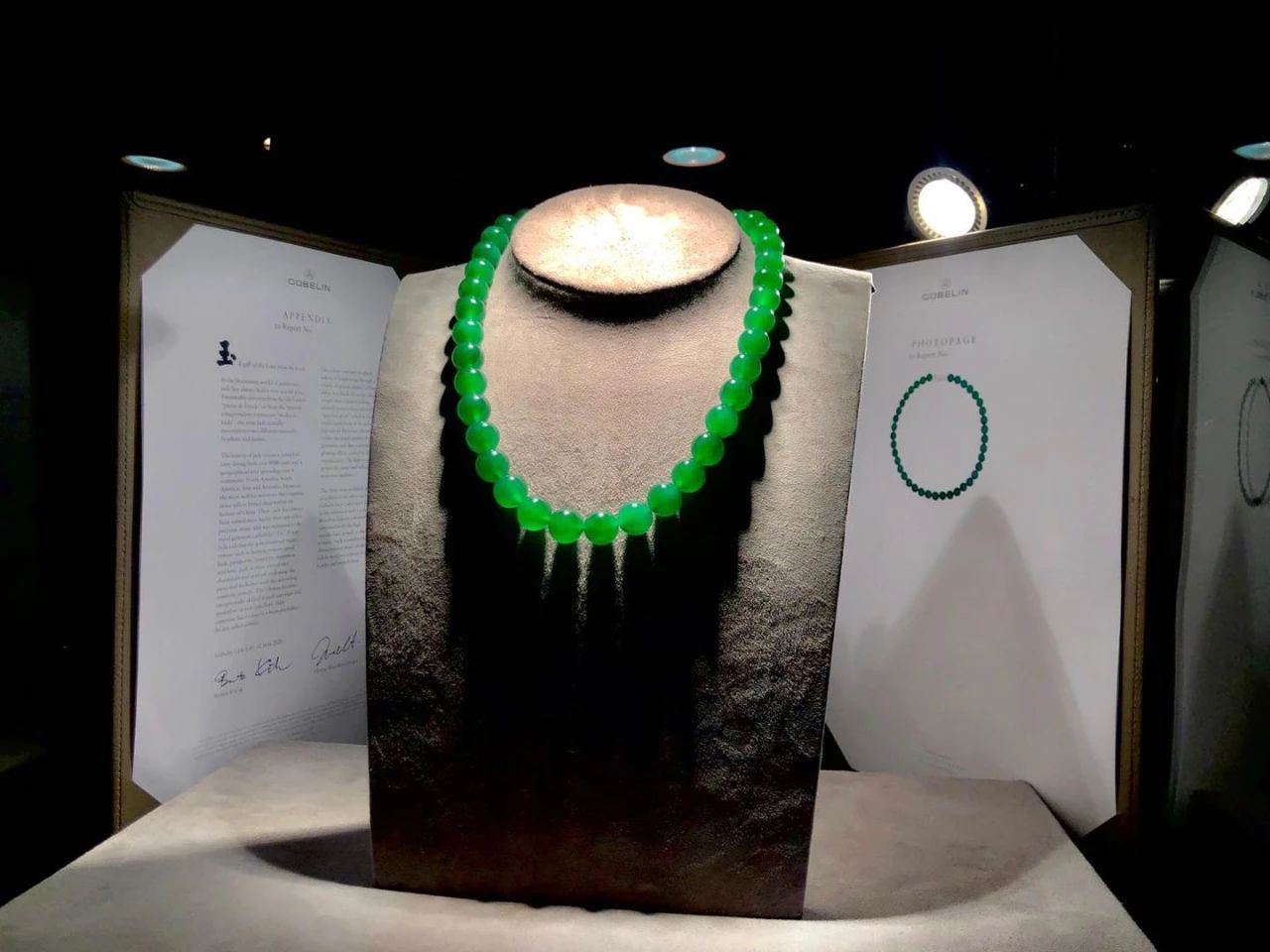 苏富比拍的帝王绿翡翠 (苏富比拍卖的上亿翡翠珠子)