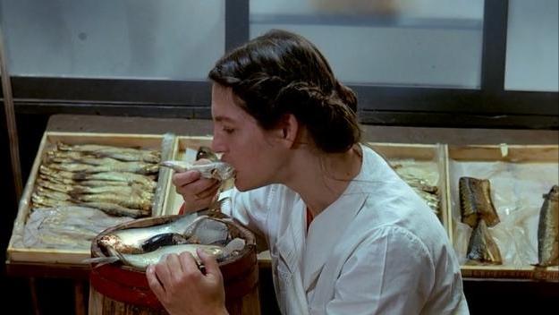 《铁皮鼓》3岁男孩撞破母亲婚外情，撕开成人界的“不伦”与虚伪