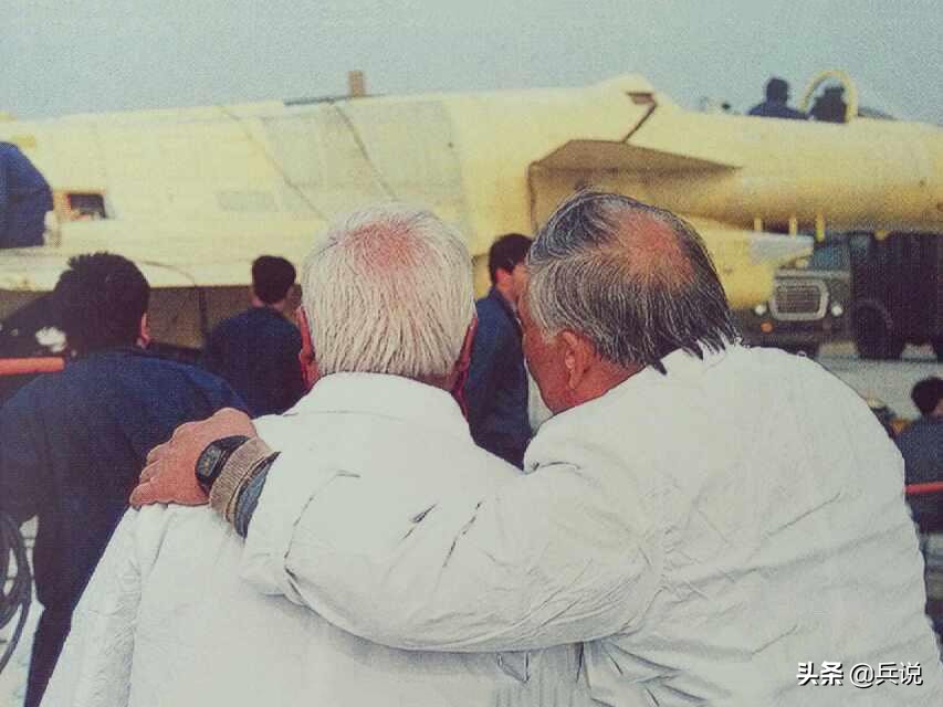 回顾歼10首飞：3秒钟，漏3滴油，总师宋文骢彻夜不眠
