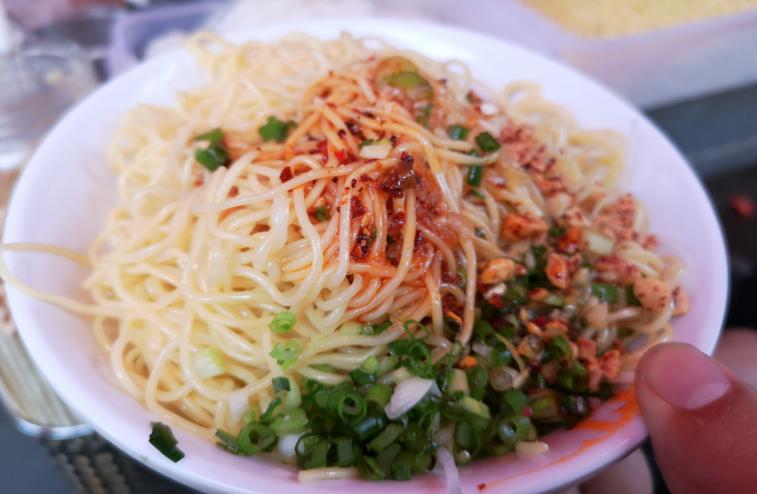 云南小坡凉面摊老板娘,云南正宗摆摊凉面