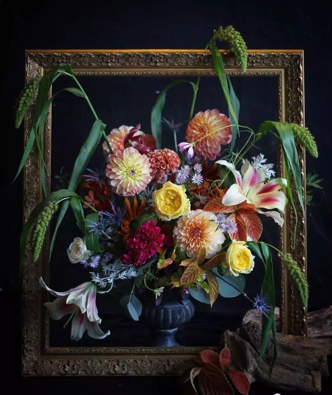 鲜花店日常换水整理花材,花要不要经常换水