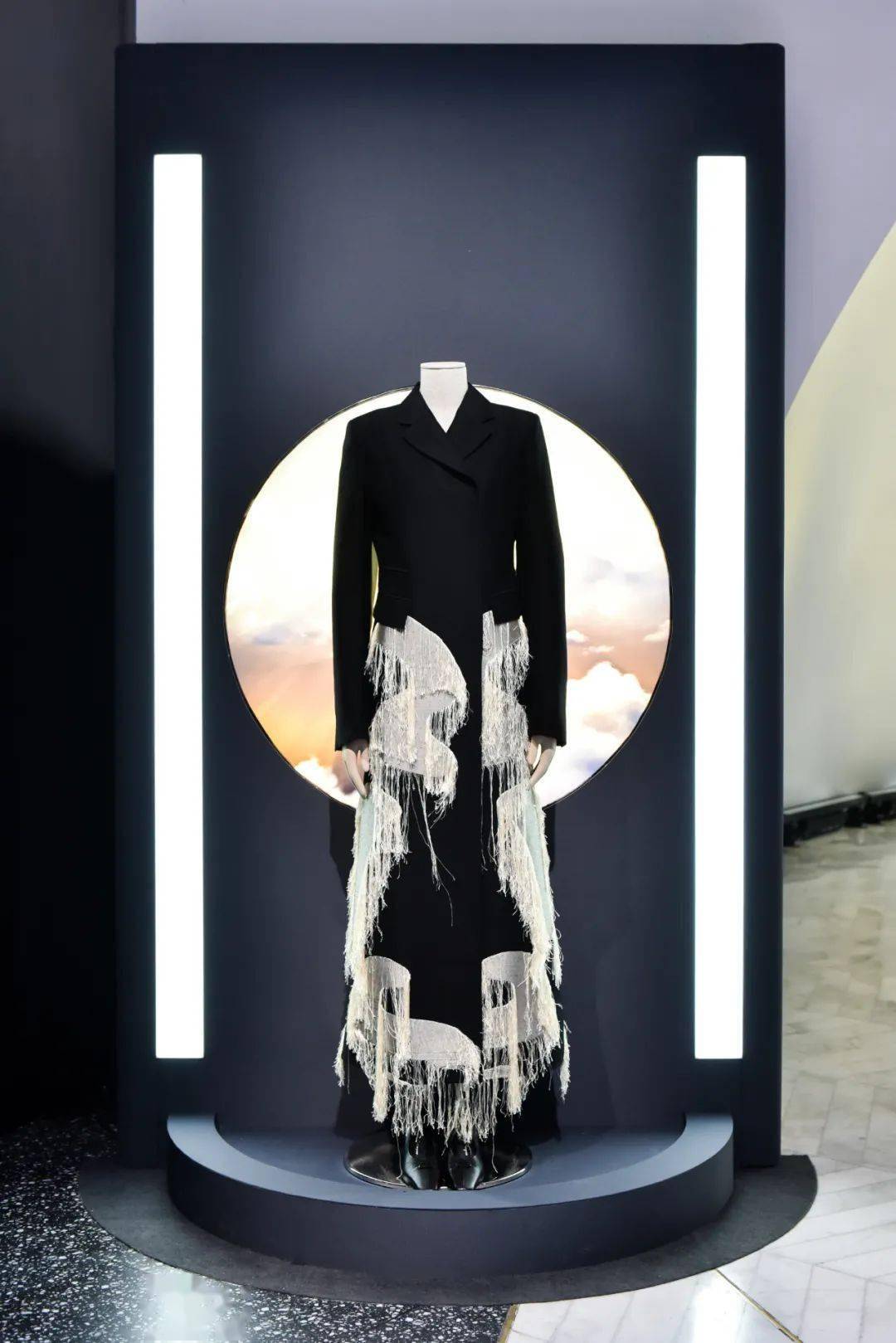 献礼影片《革命者》《1921》上映、菲拉格慕发布2021冬季系列...